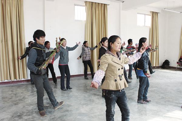 民间艺术团的年轻演员在学习拉萨堆谐。.jpg