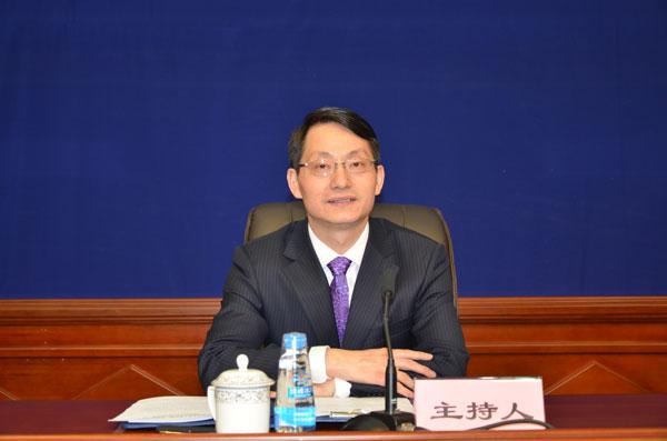 图为主持人：西藏自治区党委宣传部副部长 唐献文.jpg