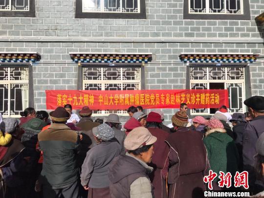 广东省第三批组团式医疗援藏队员、林芝市人民医院内科副主任黎建军介绍，林芝市现在有条件开展早期的肿瘤筛查诊治。　张宁 摄