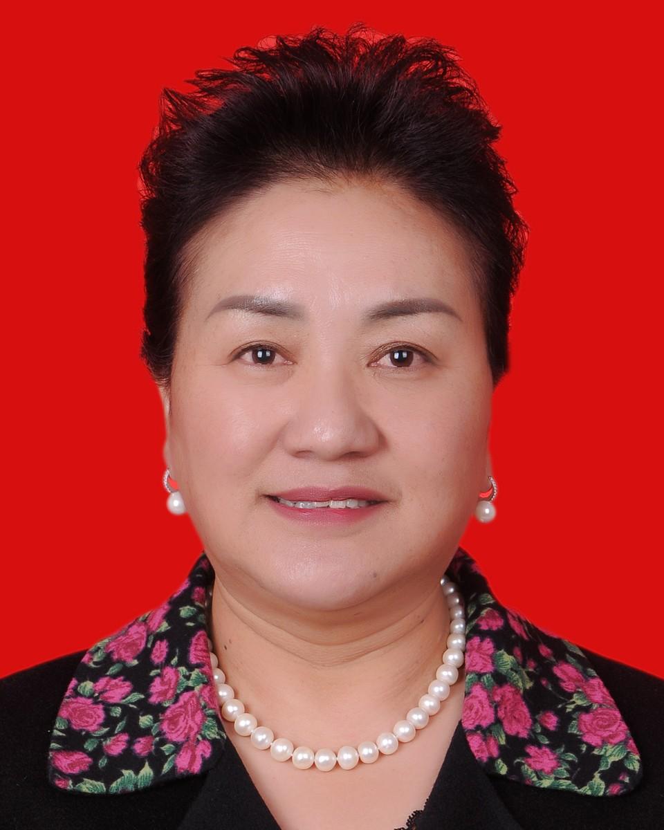 卓嘎红底.JPG