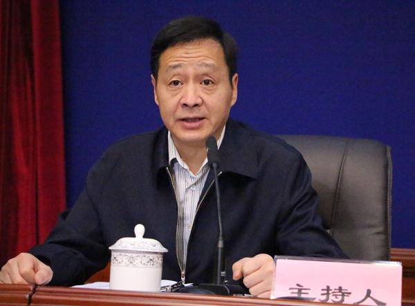 主持人：西藏自治区政府新闻办副主任胡荣国.jpg