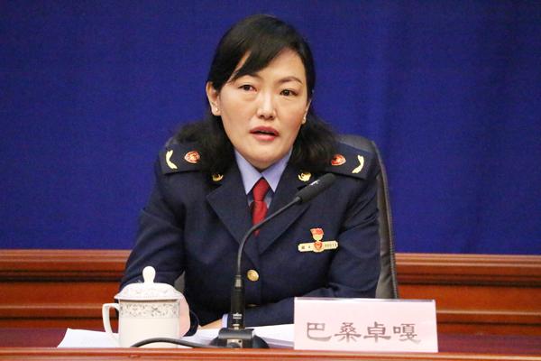 新闻发言人：西藏自治区工商局企业处处长巴桑卓嘎.jpg