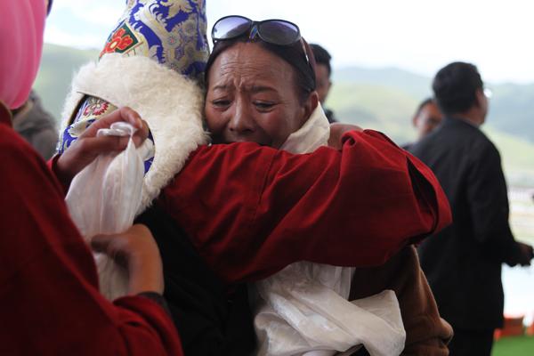 开幕式总导演向阳花因当地村民献哈达热泪盈眶.jpg