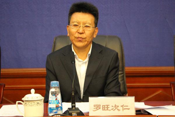 新闻发言人：自治区政府法制办副主任 罗旺次仁.jpg