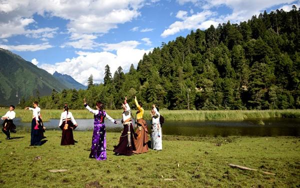图为嘎朗村村民在嘎朗湖畔载歌载舞.jpg