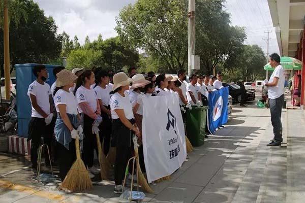 图为富民公司董事长巴桑顿珠正在进行动员讲话。.jpg