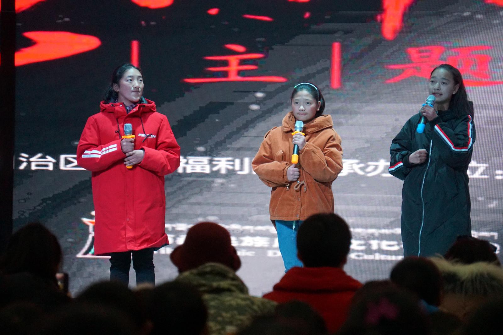 图为自治区福利院的孩子在现场演讲。.JPG