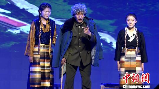 âéæ¥å¿ååÂ·å»ºåæ°æ¶ä»£âçºªå¿µäºåè¿å¨100å¨å¹´æèºæ¼åºæ¨è¥¿èèªæ²»åºç¬¬åå±å¤§å­¦çæ ¡å­æåèºæ¯èå¨è¥¿èå¤§å­¦å¼å¹ãå¾ä¸ºå­¦çè¡¨æ¼çéº¦æäºããè´¡æ¡æå§ æ