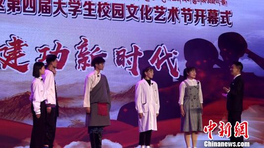 âéæ¥å¿ååÂ·å»ºåæ°æ¶ä»£âçºªå¿µäºåè¿å¨100å¨å¹´æèºæ¼åºæ¨è¥¿èèªæ²»åºç¬¬åå±å¤§å­¦çæ ¡å­æåèºæ¯èå¨è¥¿èå¤§å­¦å¼å¹ãå¾ä¸ºå­¦çè¡¨æ¼æè¯µããè´¡æ¡æå§ æ