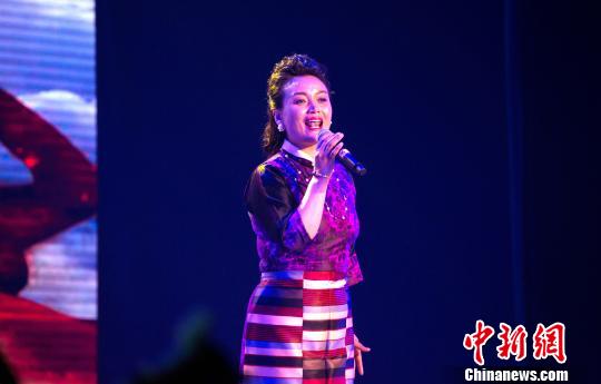 âéæ¥å¿ååÂ·å»ºåæ°æ¶ä»£âçºªå¿µäºåè¿å¨100å¨å¹´æèºæ¼åºæ¨è¥¿èèªæ²»åºç¬¬åå±å¤§å­¦çæ ¡å­æåèºæ¯èå¨è¥¿èå¤§å­¦å¼å¹ãå¾ä¸ºè¥¿èèªæ²»åºæ­èå¢éå¹´æ¼åç½çç®å±ããèµµè æ