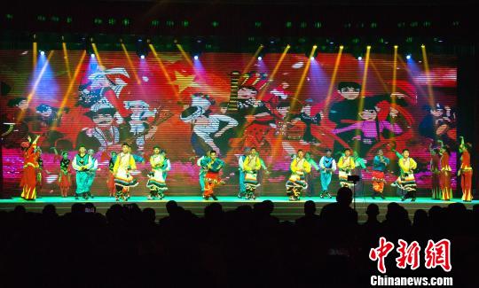âéæ¥å¿ååÂ·å»ºåæ°æ¶ä»£âçºªå¿µäºåè¿å¨100å¨å¹´æèºæ¼åºæ¨è¥¿èèªæ²»åºç¬¬åå±å¤§å­¦çæ ¡å­æåèºæ¯èå¨è¥¿èå¤§å­¦å¼å¹ãå¾ä¸ºå­¦çè¡¨æ¼èè¹ããèµµè æ
