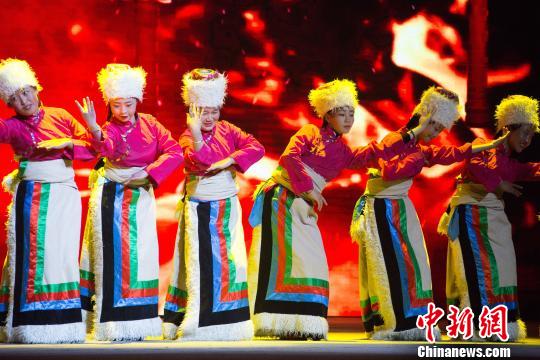 âéæ¥å¿ååÂ·å»ºåæ°æ¶ä»£âçºªå¿µäºåè¿å¨100å¨å¹´æèºæ¼åºæ¨è¥¿èèªæ²»åºç¬¬åå±å¤§å­¦çæ ¡å­æåèºæ¯èå¨è¥¿èå¤§å­¦å¼å¹ãå¾ä¸ºå­¦çè¡¨æ¼èè¹ããèµµè æ