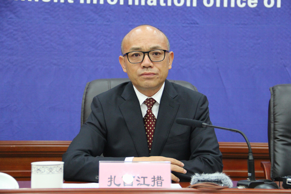 新闻发言人：扎西江措.jpg