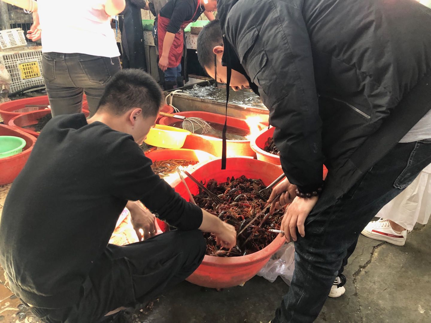 市民在挑选小龙虾。.jpg