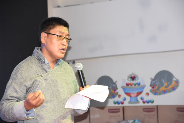 03-村长助理扎西顿珠介绍儿童村的基本情况。.jpg