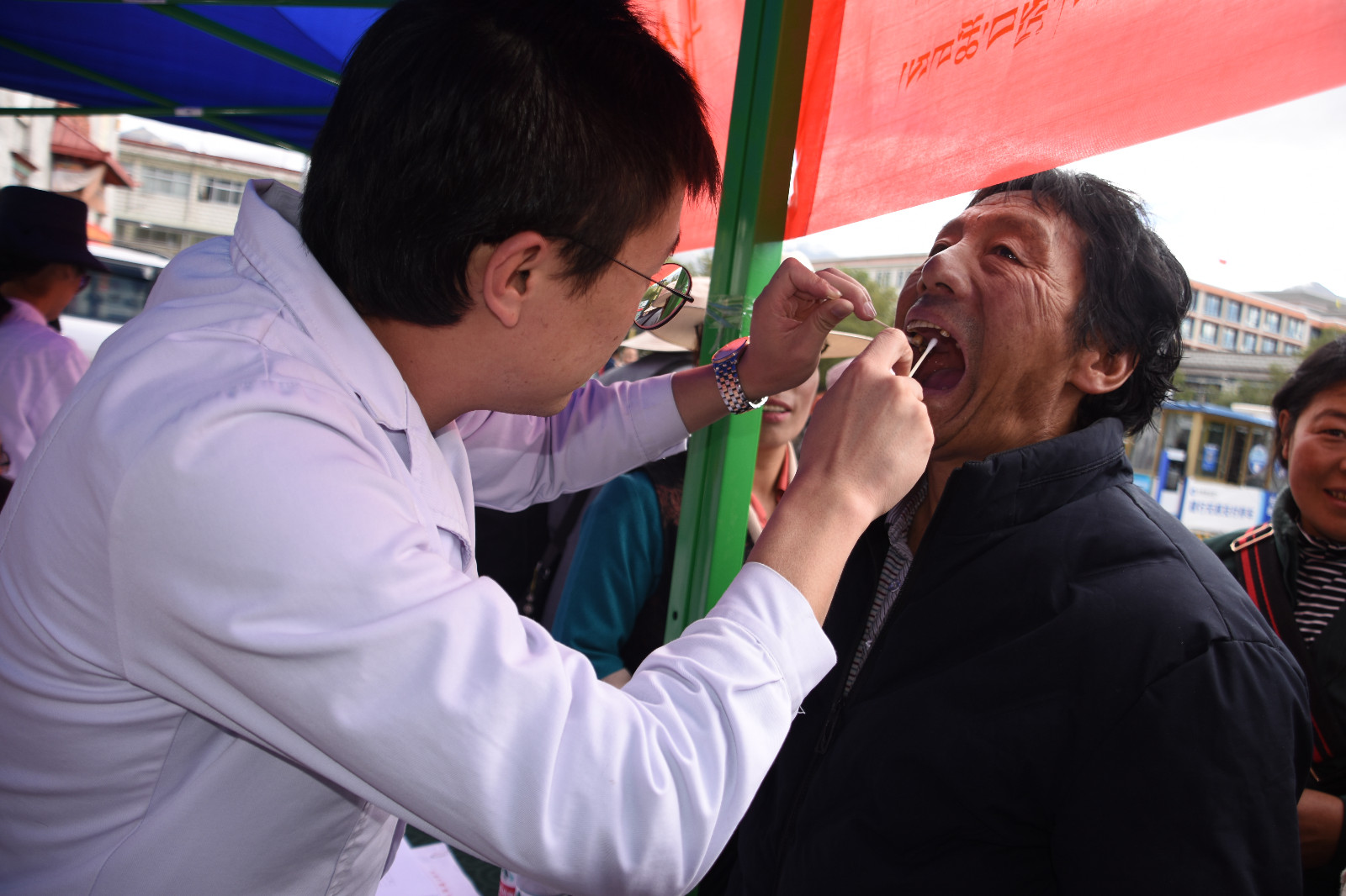 活动现场，医护人员认真检查口腔。 (2).JPG