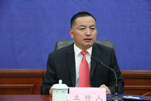 新闻发布会主持人：杨洪森.jpg