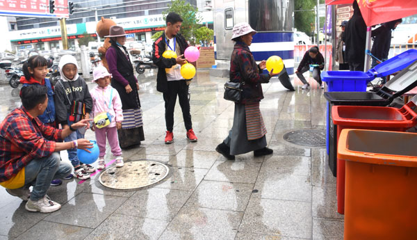通过游戏环节，让市民对垃圾分类进行了解。.jpg