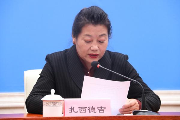 新闻发言人：拉萨市应对新型冠状肺炎疫情工作领导小组成员、专家救治防控组组长、市卫健委党组副书记、主任 扎西德吉.jpg