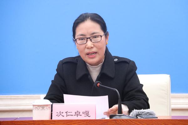 新闻发言人：拉萨市应对新型冠状肺炎疫情工作领导小组成员、拉萨市市场监督管理局局长 次仁卓嘎.jpg