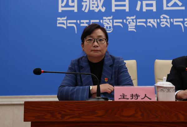 主持人：区党委宣传部副部长、区政府新闻办主任  德吉卓嘎.jpg
