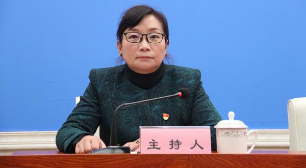 新闻发布会主持人：德吉卓嘎.jpg