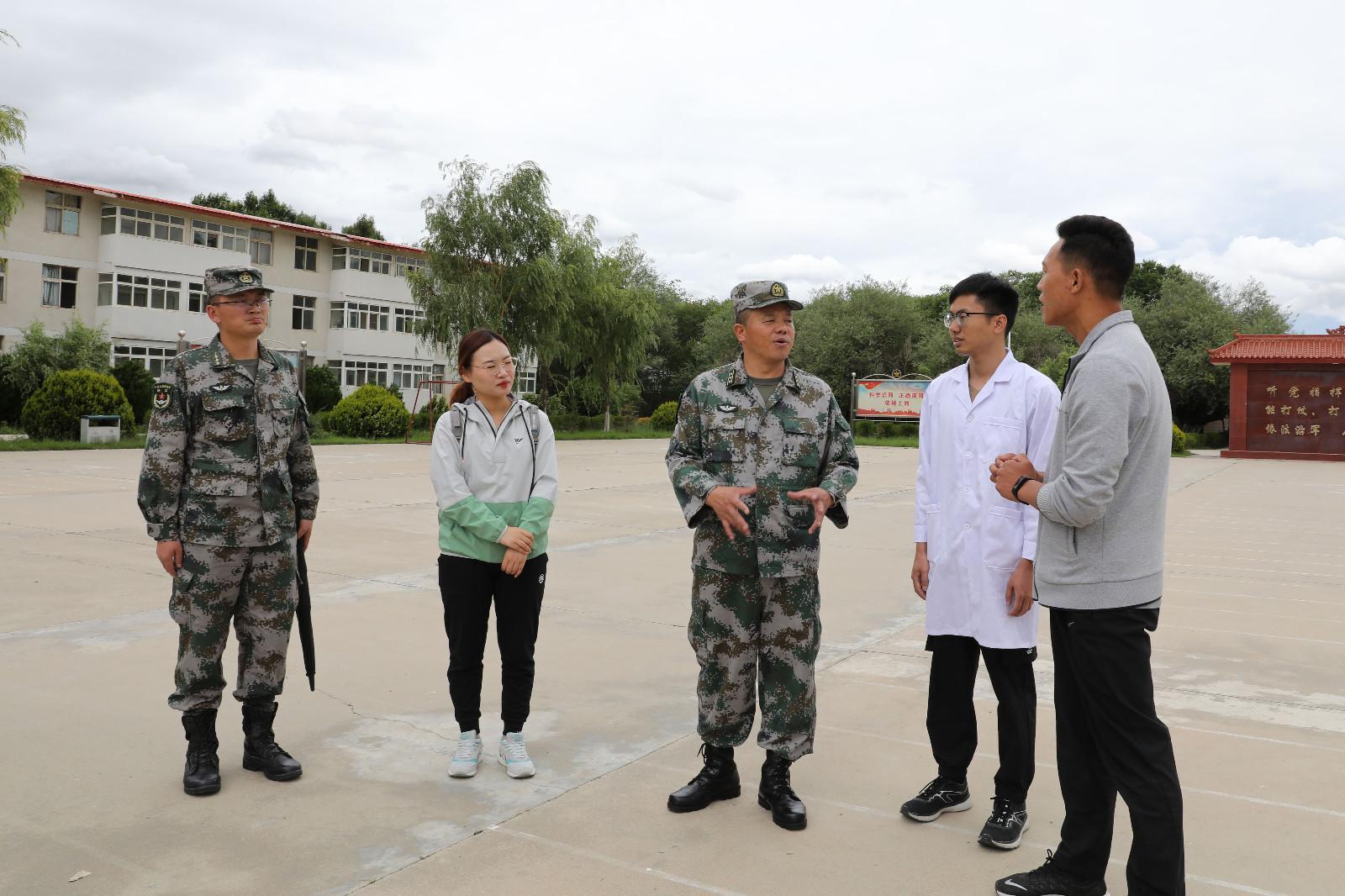 军地联训共同探讨训练方法.JPG