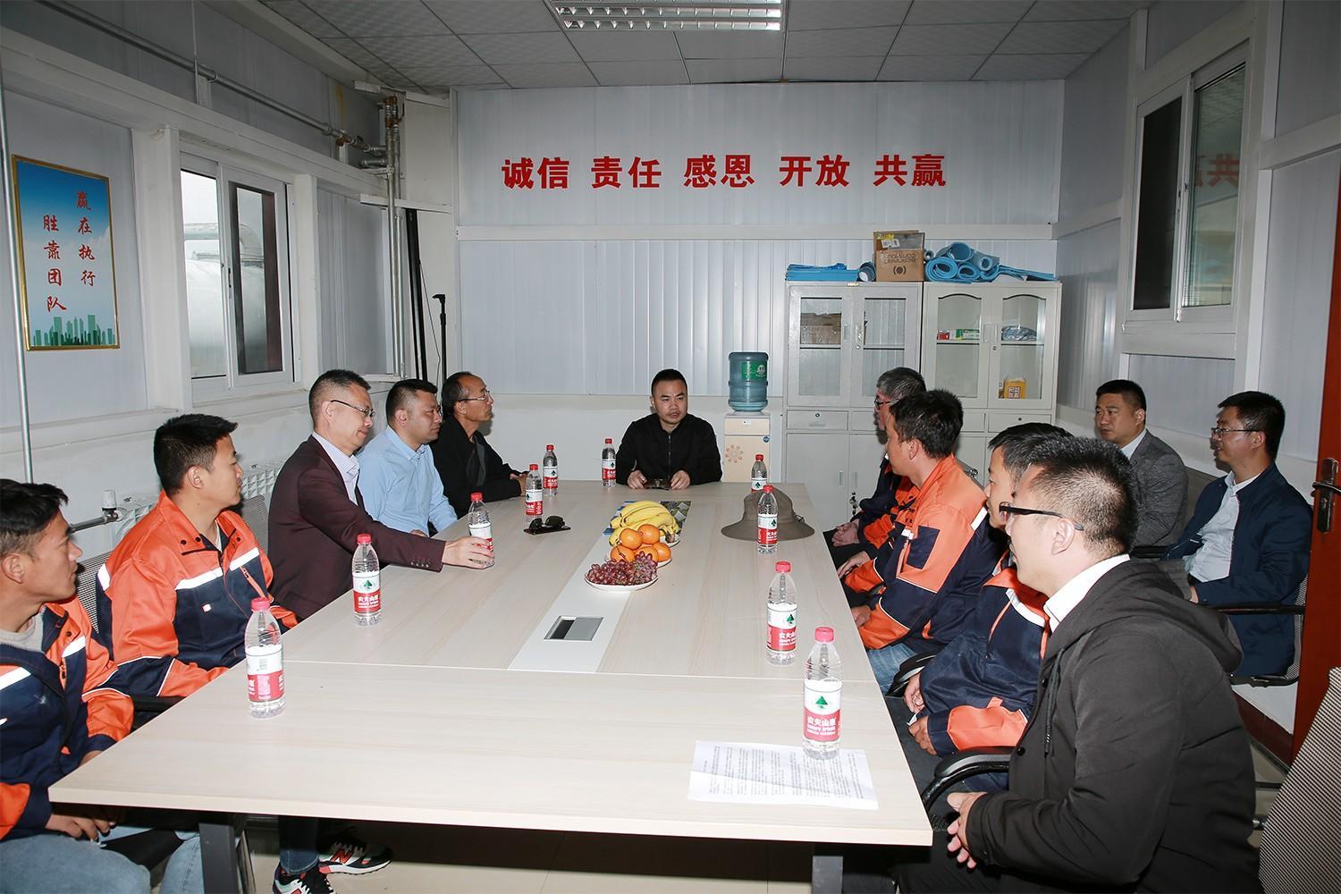 2陈总与集中供热中心工作人员座谈.jpg
