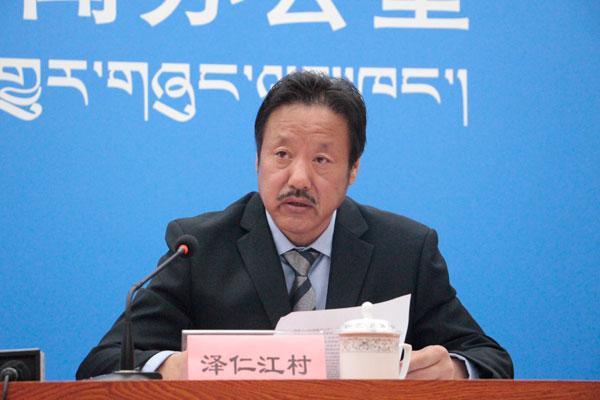新闻发言人：昌都市扶贫办党组副书记、主任-泽仁江村.jpg