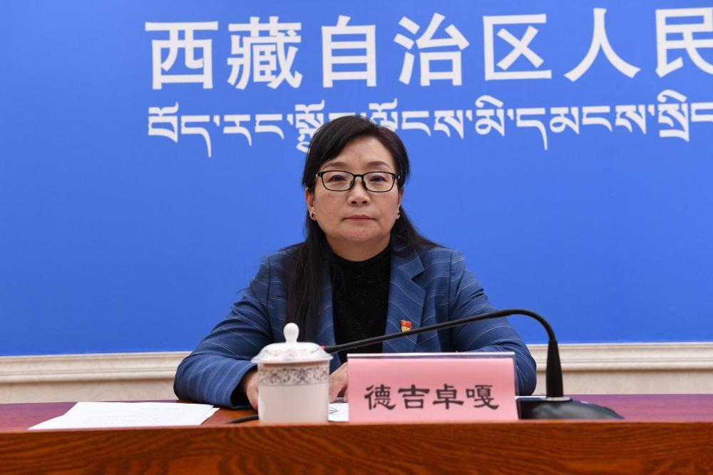 主持人 区党委宣传部副部长、区政府新闻办主任 德吉卓嘎.JPG