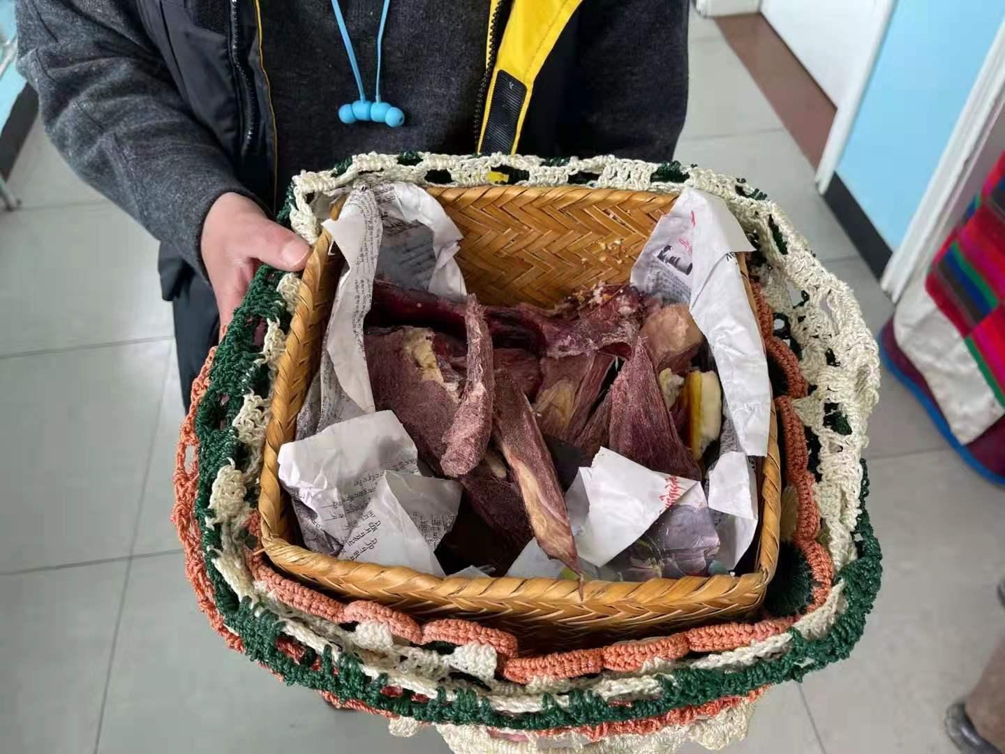 患者家属拿来风干肉。.jpg
