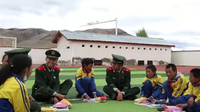 和武警叔叔一起过“六一”