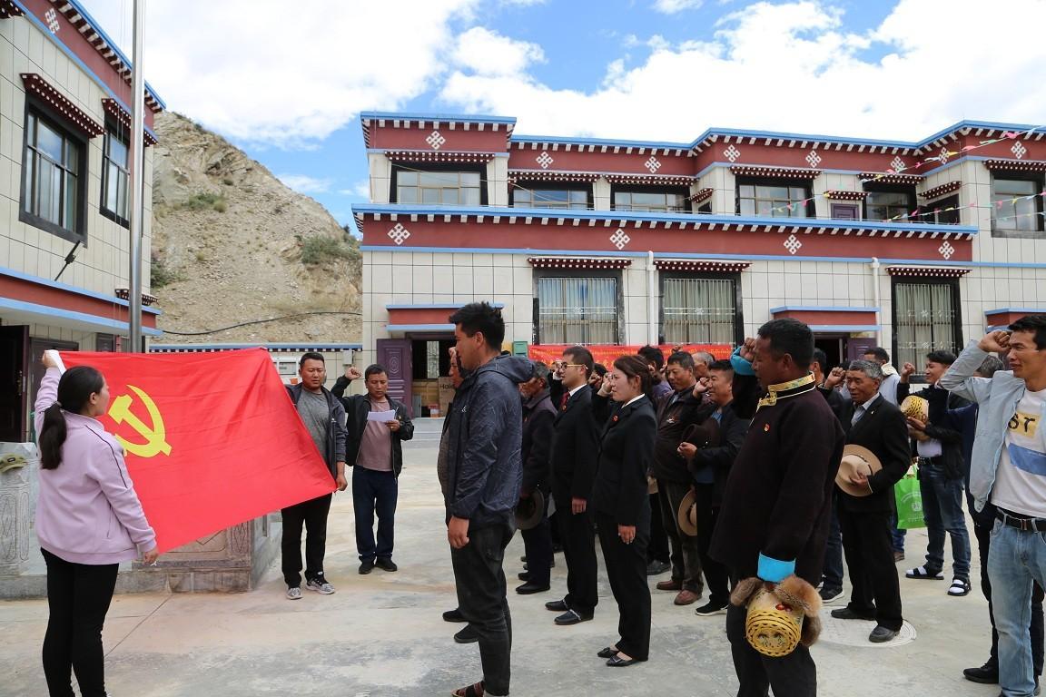 2.图为琼结县措杰村党员群众在新建成的村委会开展重温入党誓词活动.JPG
