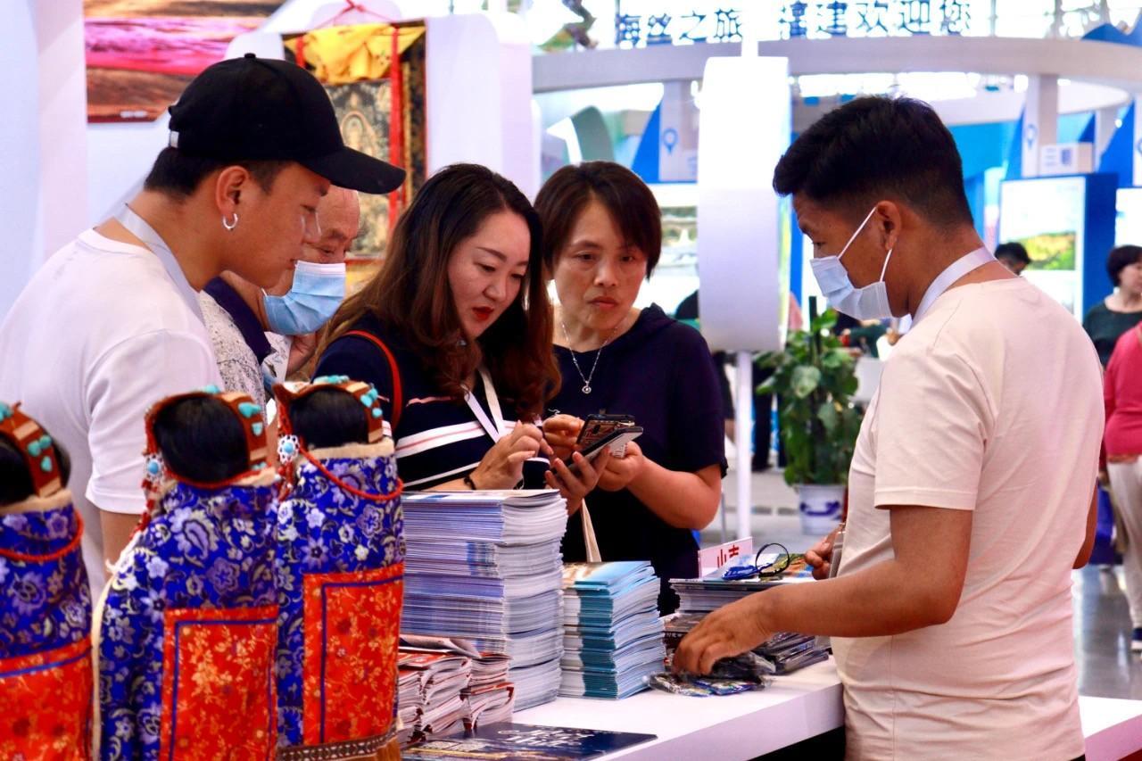 西安丝绸之路国际旅游博览会上参观西藏馆的(811657)-20210719085629.jpg