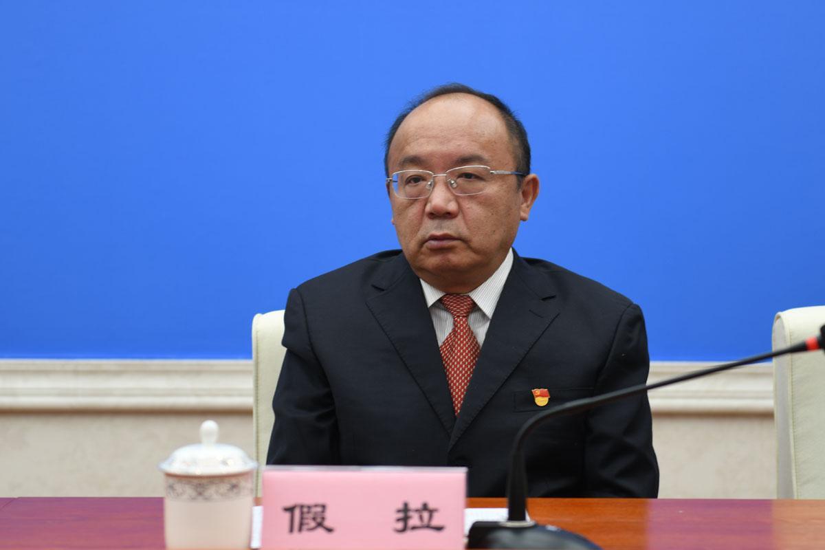 新闻发言人：自治区气象台台长 假拉.jpg