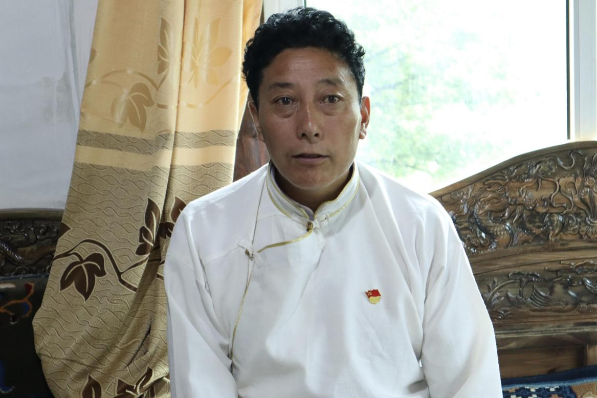 （巴卡村党支部书记尼玛次仁 央视网记者 王静远 摄）