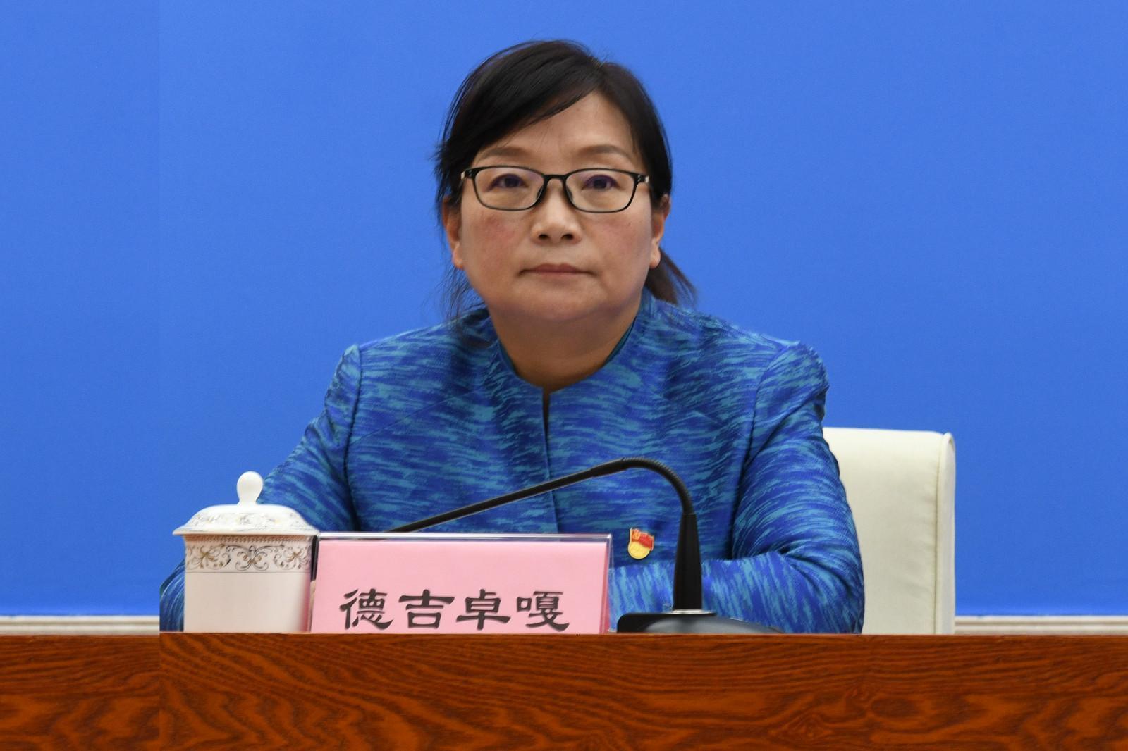 主持人：自治区党委宣传部副部长、自治区政府新闻办主任 德吉卓嘎.jpg