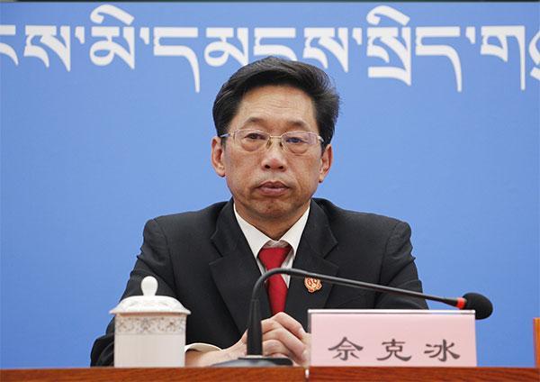 图为发言人：自治区高级人民法院党组成员、副院长 佘克冰.jpg