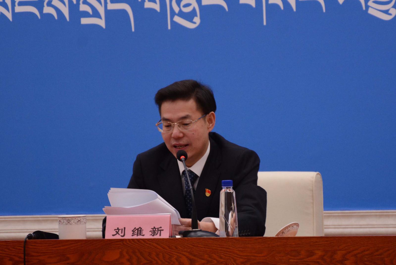 新闻发言人：阿里地区行署副专员 刘维新.jpg