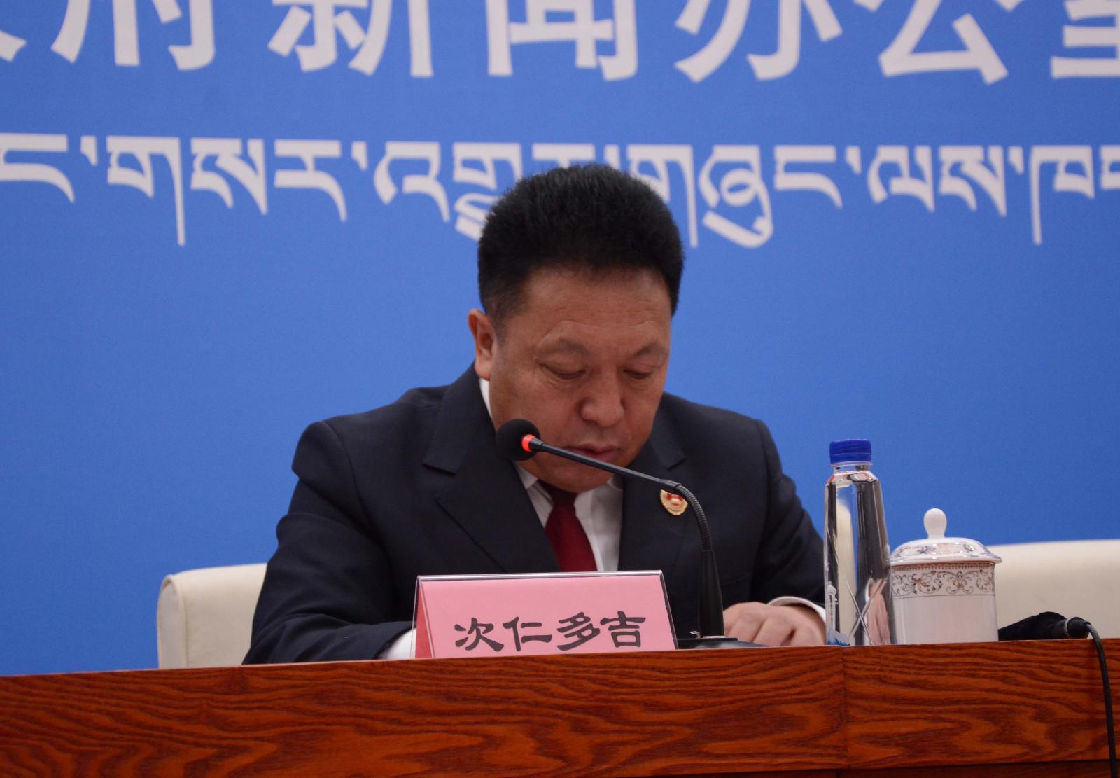 新闻发言人：自治区检察院第二检查部主任、三级高级检察官 次仁多吉.JPG