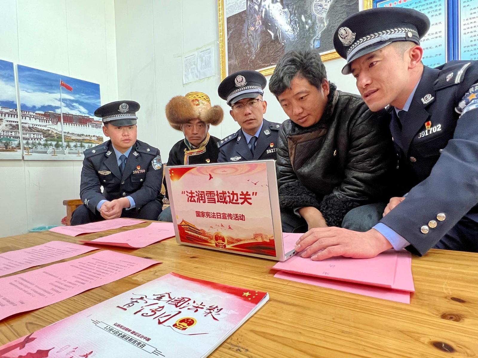 图为玉麦边境派出所民警为辖区群众普及法律知识 索朗次旺 摄.jpg