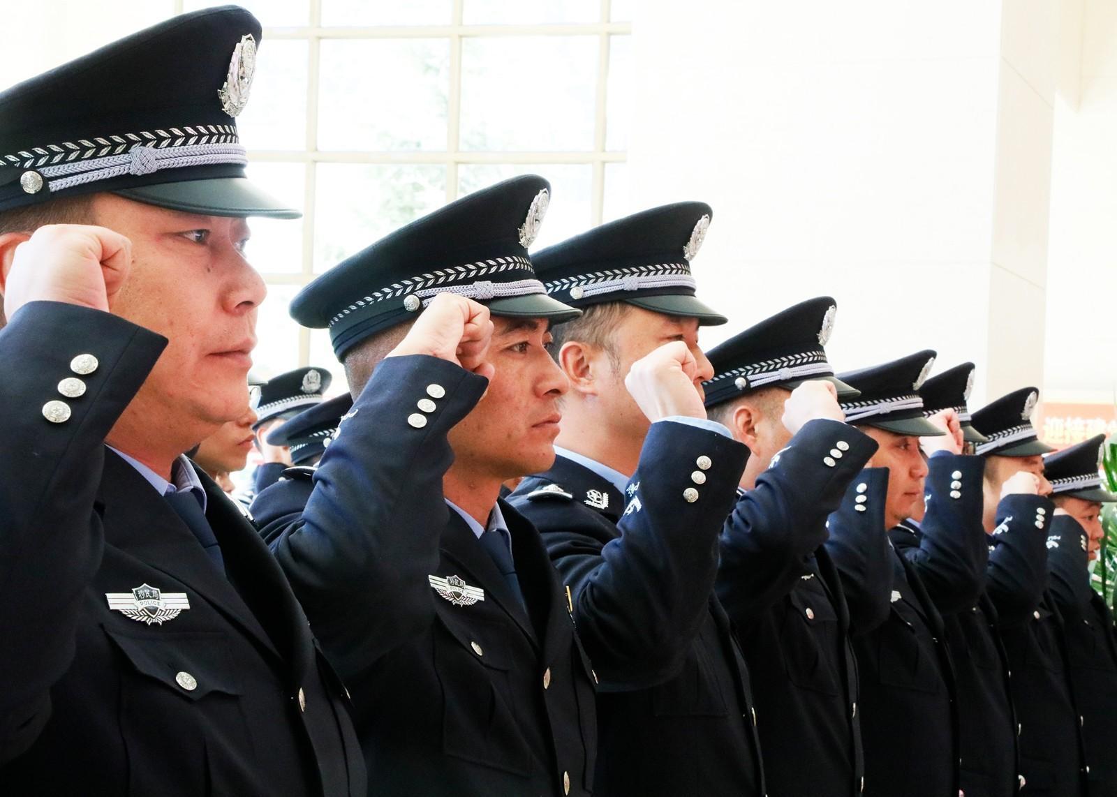 3.图为民警右手举拳，庄严宣誓.jpg