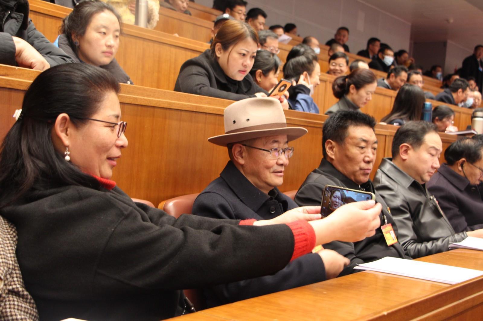 代表在会前自拍留念.JPG