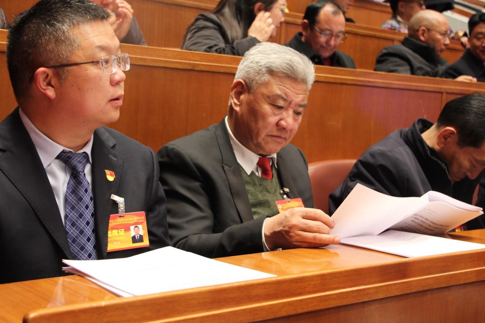 代表在认真听会.JPG