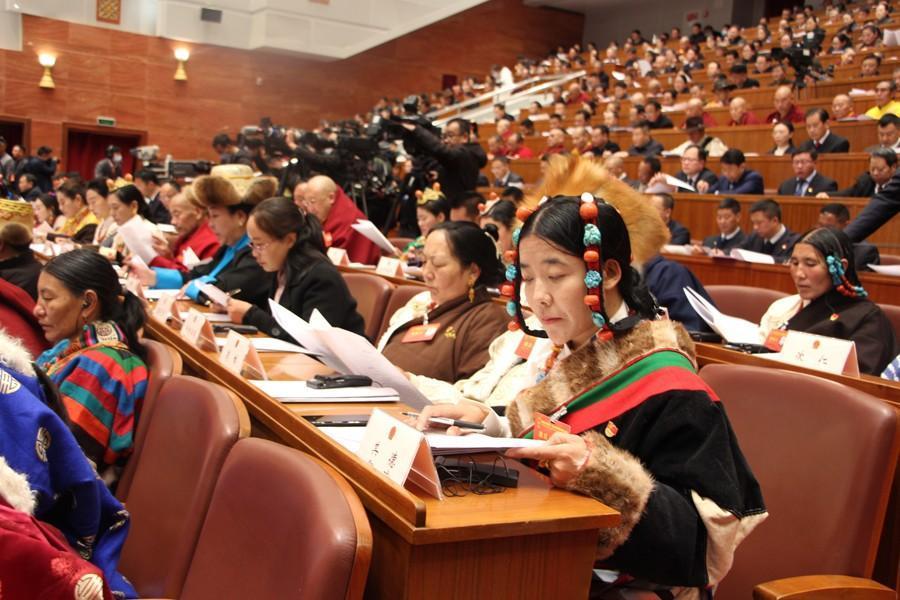 代表在认真阅读会议材料.JPG