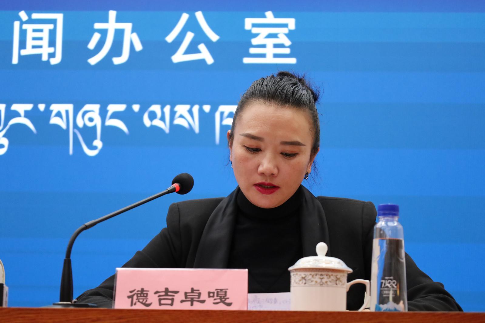 新闻发言人：自治区消费者协会负责人 德吉卓嘎.JPG