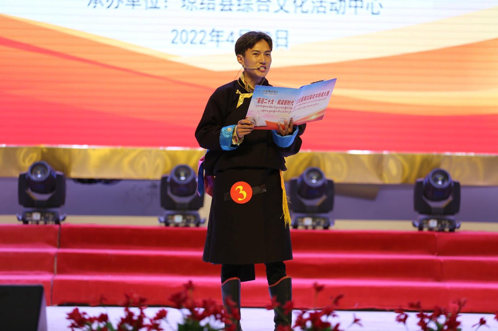 图为选手正在参加朗诵比赛.JPG