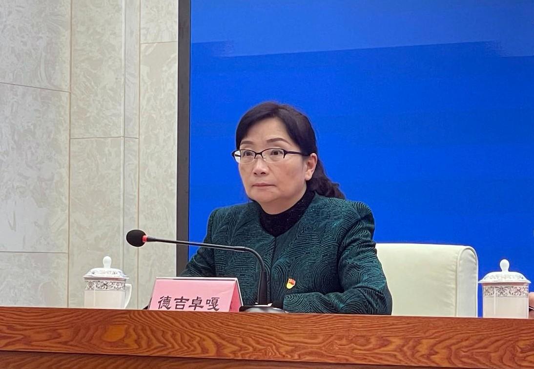 主持人 自治区党委宣传部副部长、区政府新闻办主任 德吉卓嘎.jpg