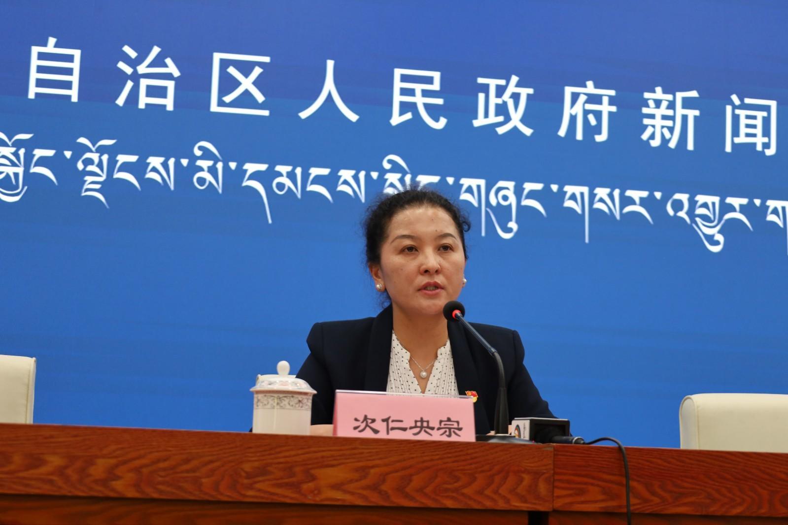 新闻发言人：区供销合作社副主任、一级调研员 次仁央宗.JPG