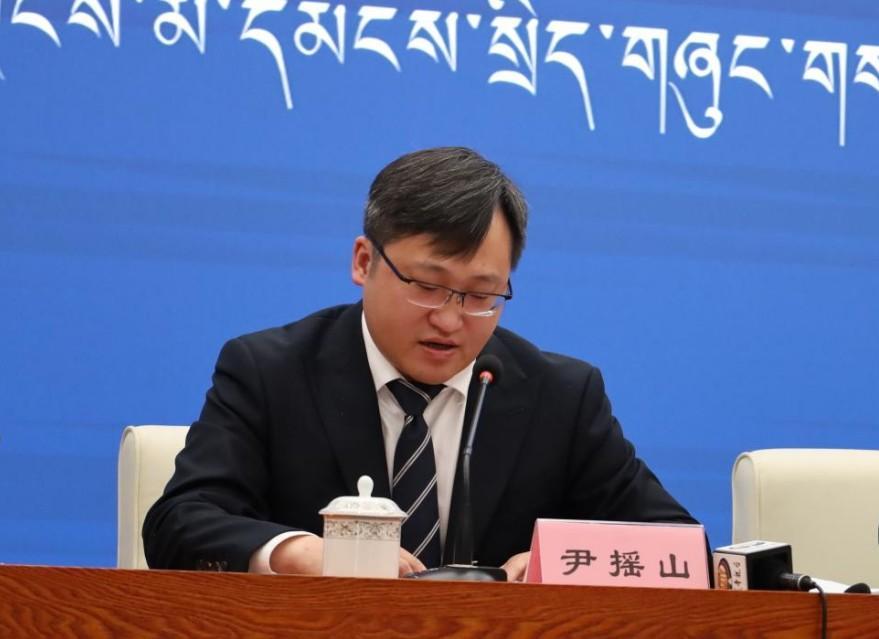 新闻发言人：自治区财政厅副厅长 尹摇山.jpg
